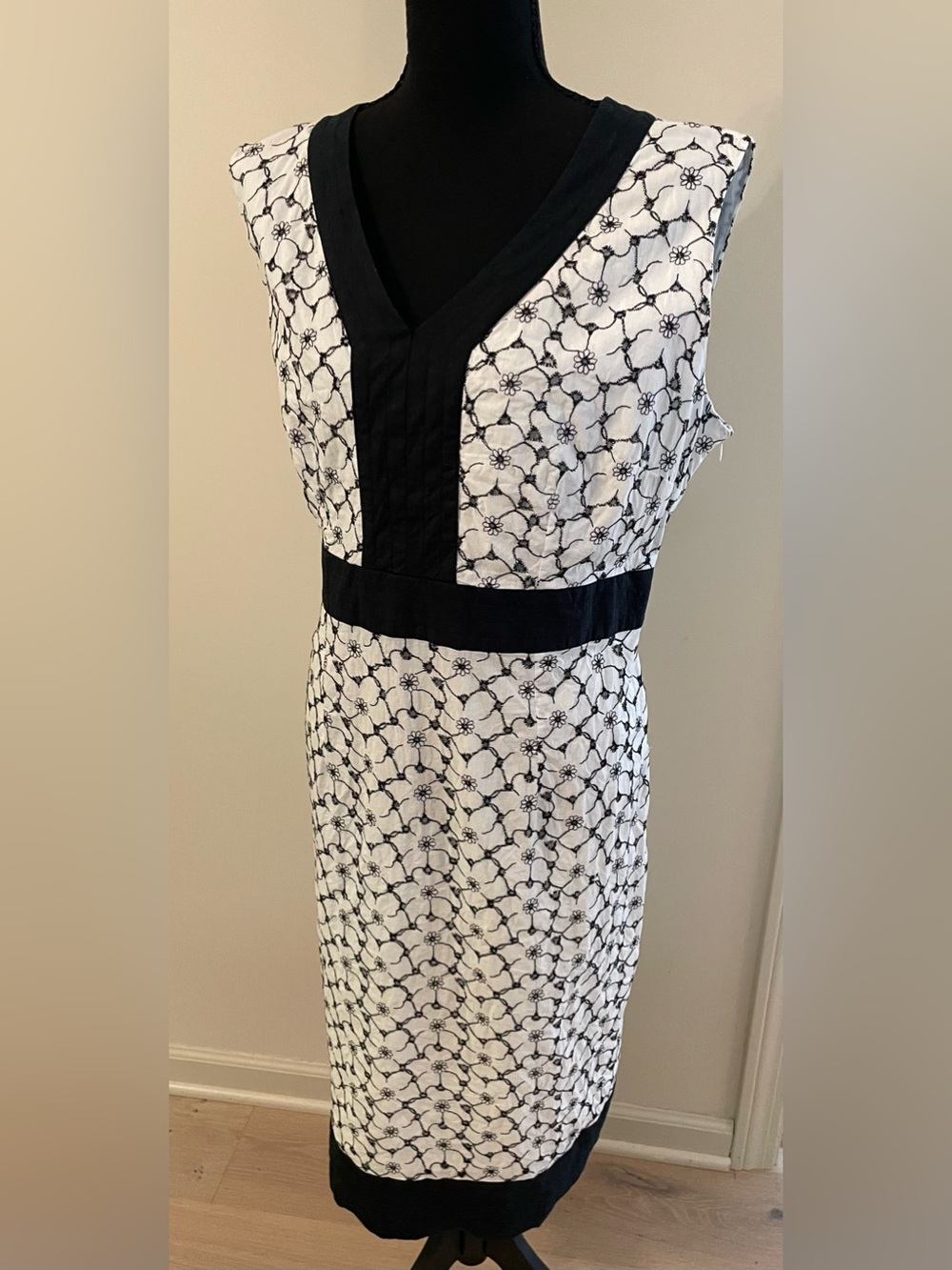 fresh produce Cotton Black White V-Neck Dress with Embroidered Eyelet Lined 14